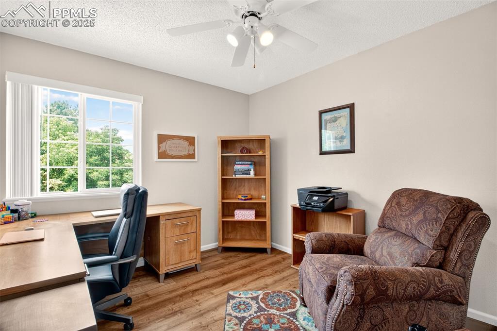Image 19 of 21: Bedroom