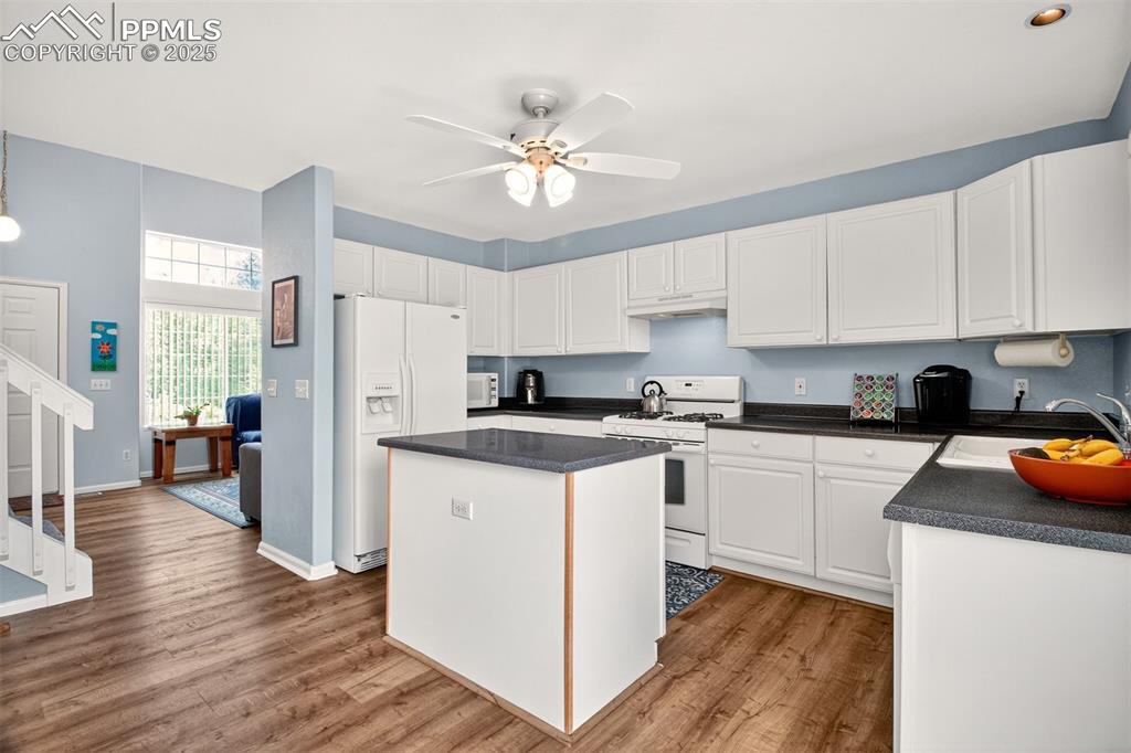 Image 7 of 21: Kitchen