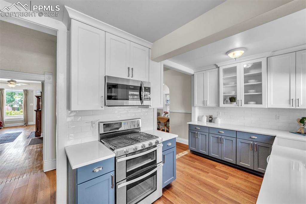Image 9 of 49: Kitchen