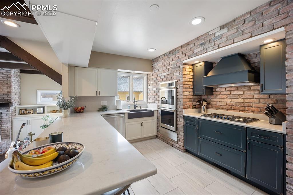 Image 10 of 50: Kitchen