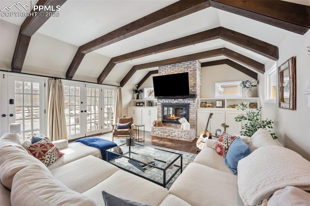 Image 13 of 50: Family Room