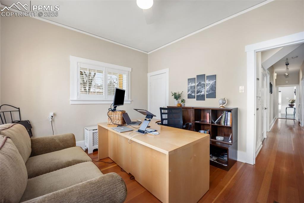 Image 18 of 50: Bedroom/office