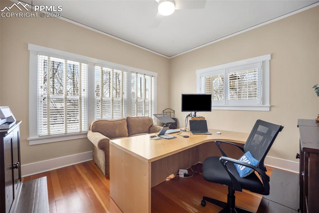 Image 19 of 50: Bedroom/office