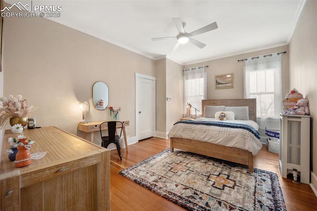 Image 20 of 50: Bedroom