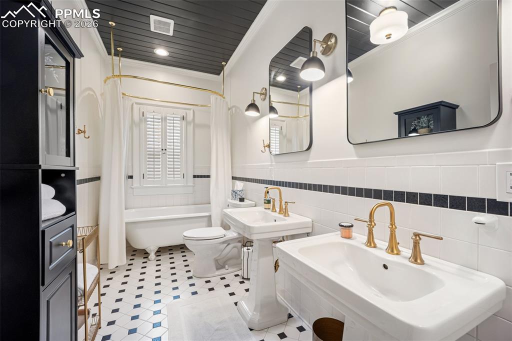 Image 23 of 50: Bathroom