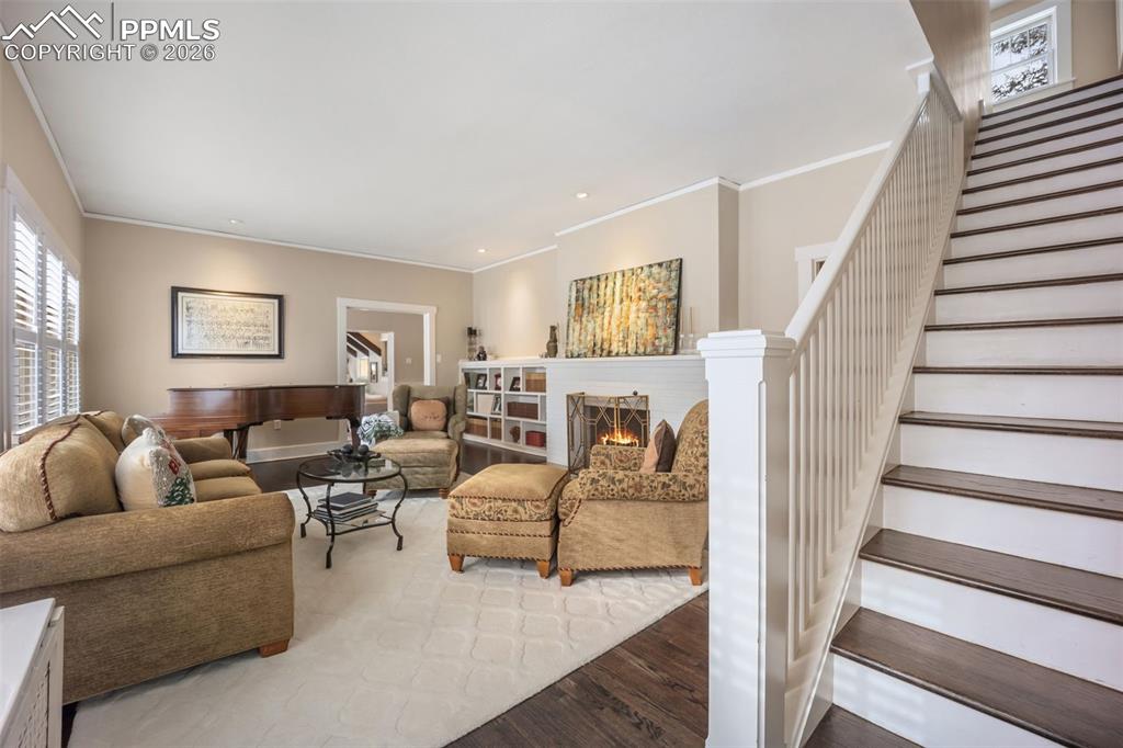 Image 4 of 50: Living Room