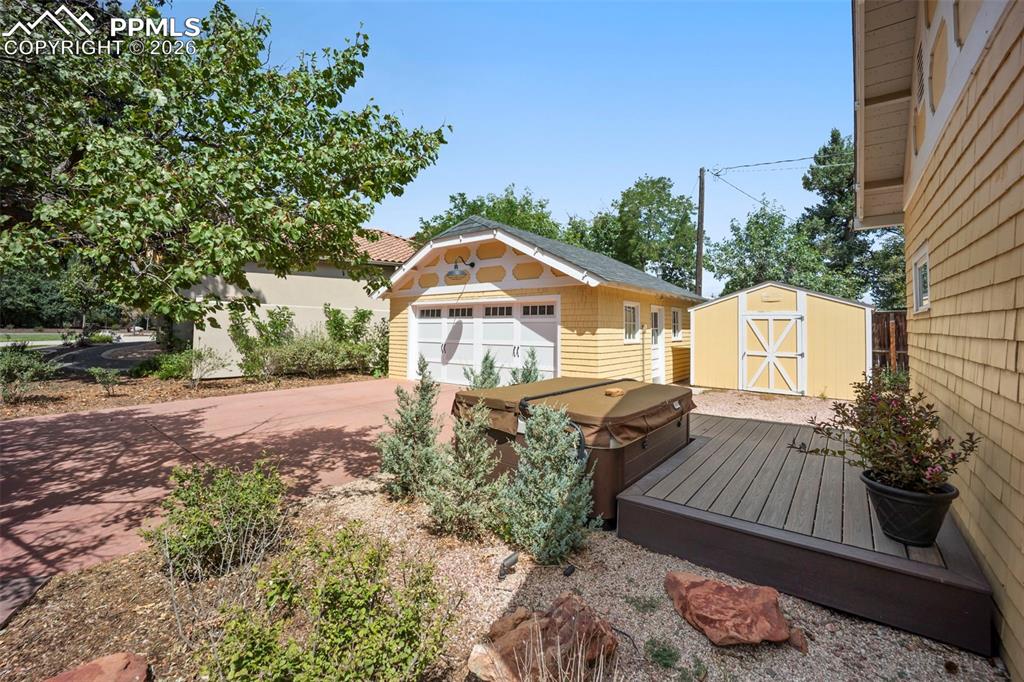 Image 40 of 50: Deck