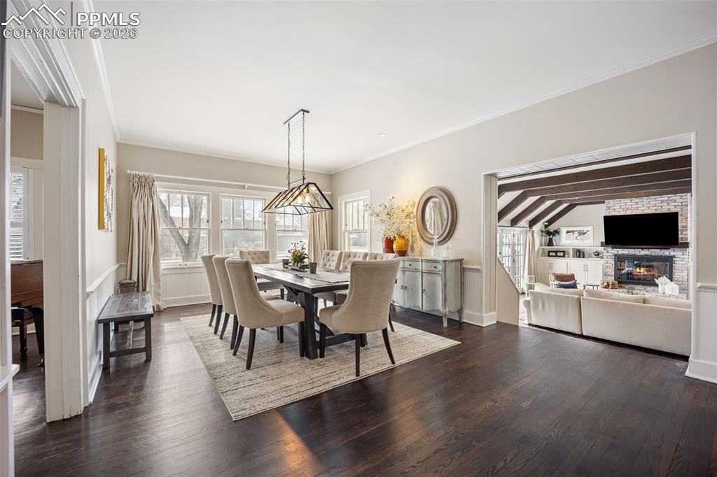 Image 5 of 50: Dining Area