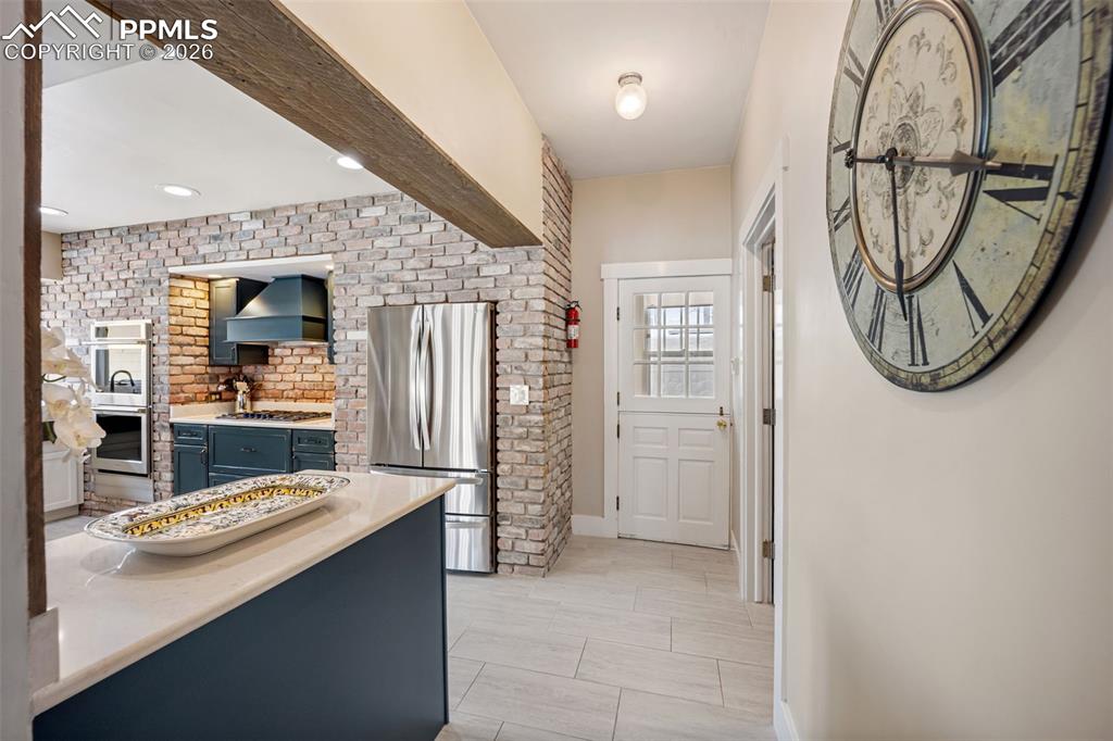 Image 7 of 50: Kitchen