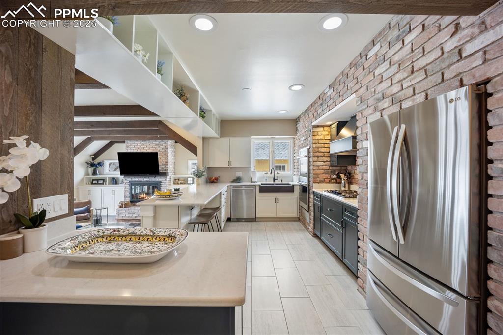 Image 8 of 50: Kitchen