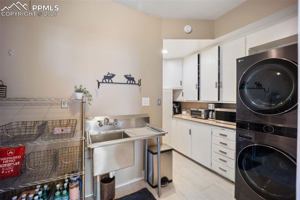 Image 9 of 50: Laundry/Pantry