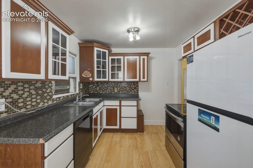 Image 11 of 38: Kitchen
