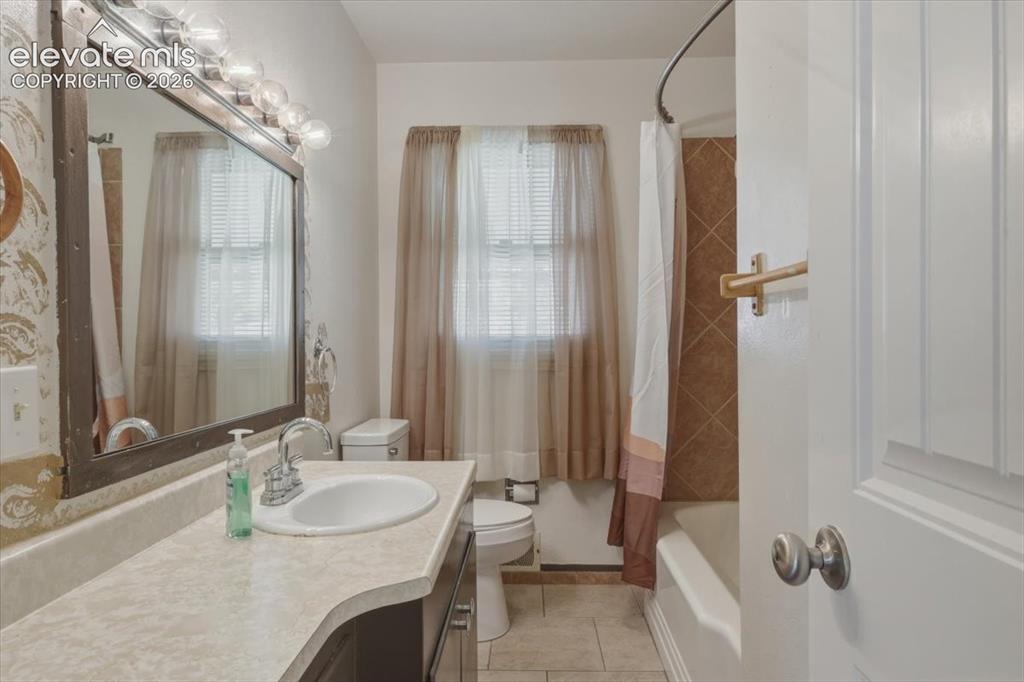 Image 19 of 38: Bathroom