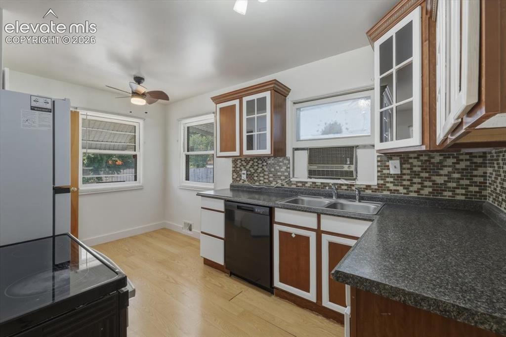 Image 7 of 38: Kitchen