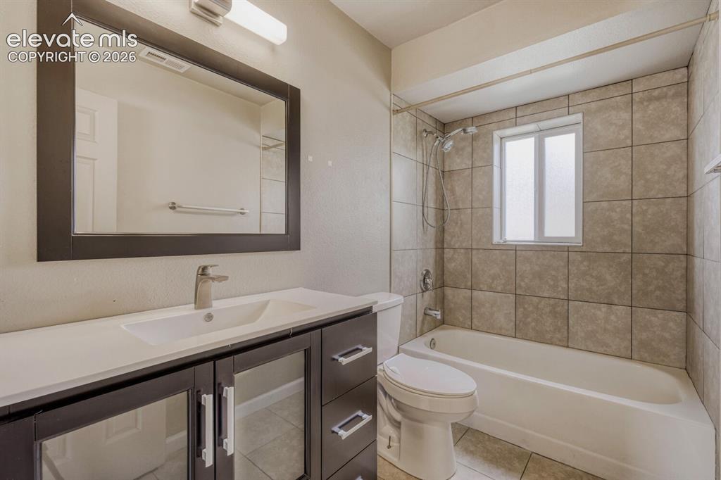 Image 3 of 14: Bathroom