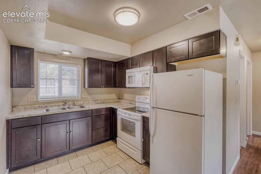 Image 7 of 14: Kitchen