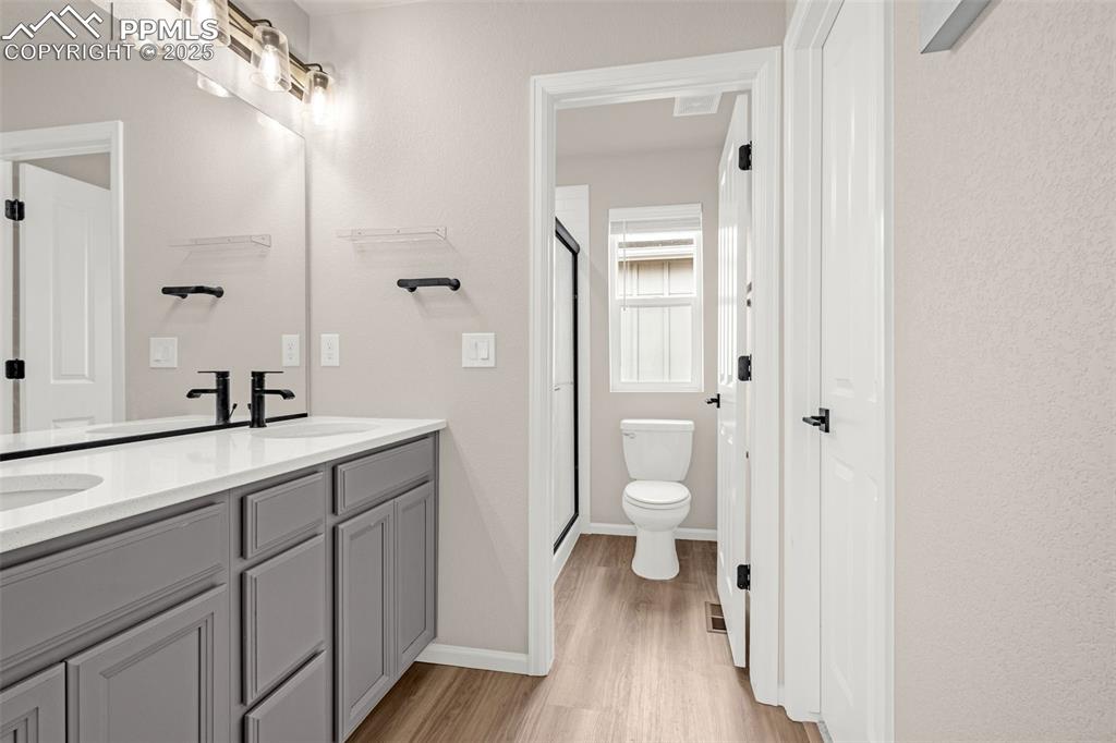 Image 14 of 26: Bathroom