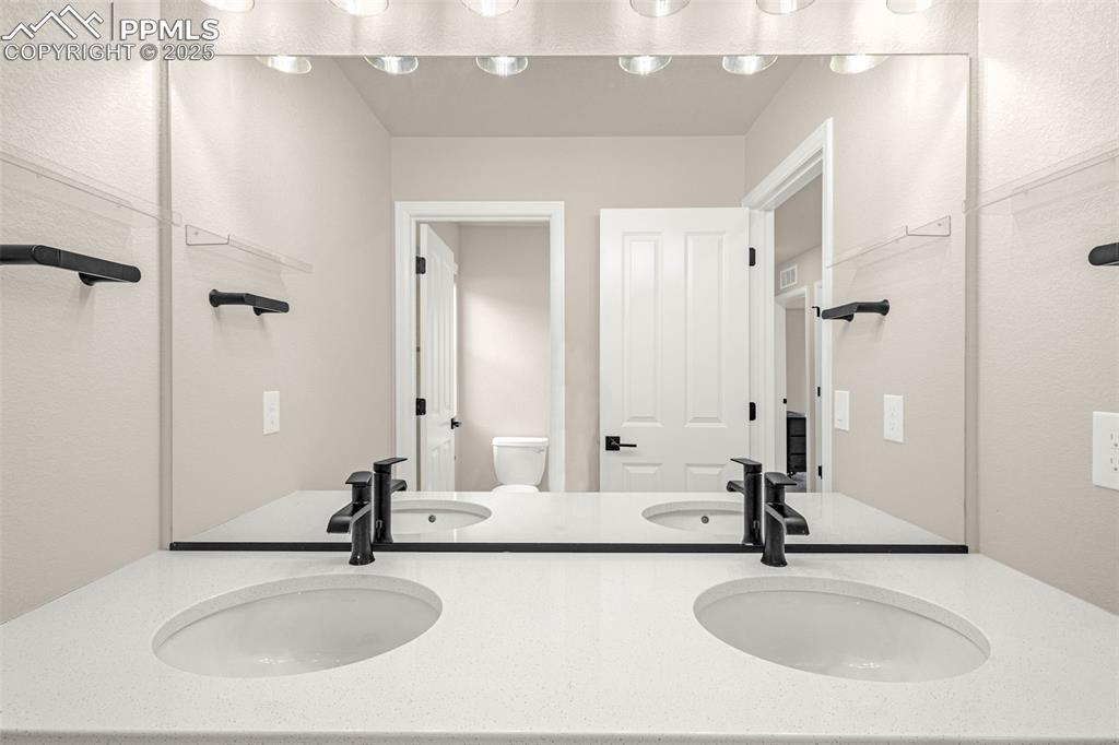 Image 20 of 26: Bathroom