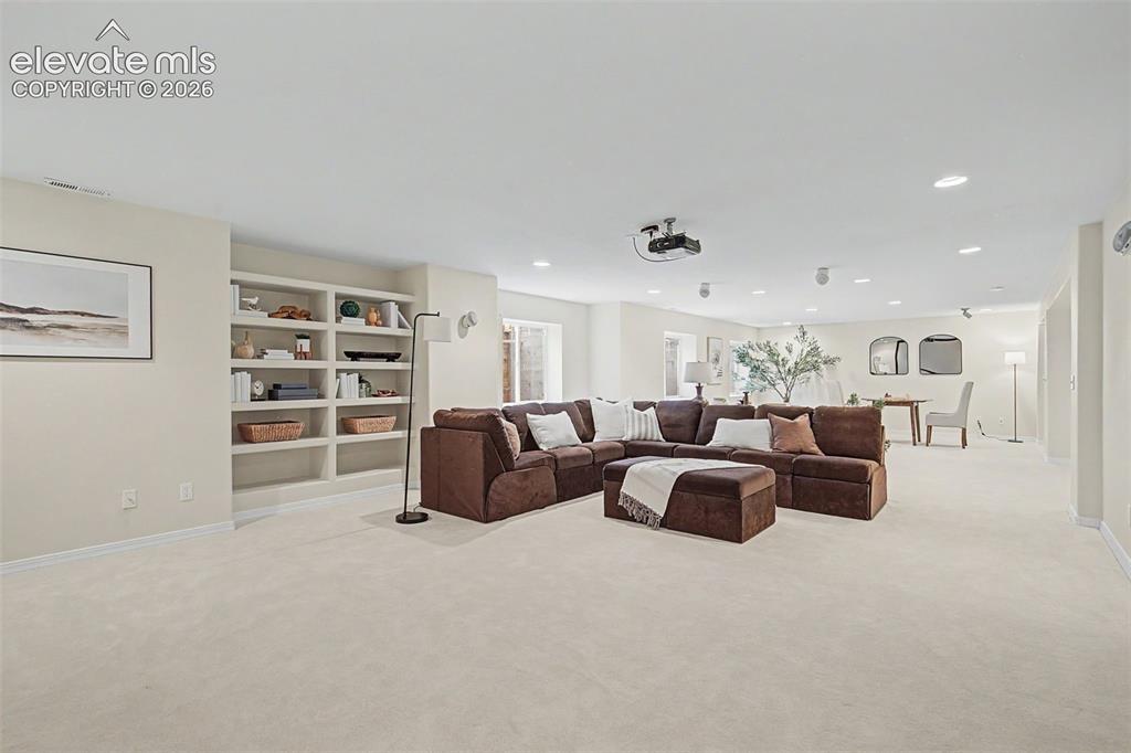 Image 31 of 46: Family Room