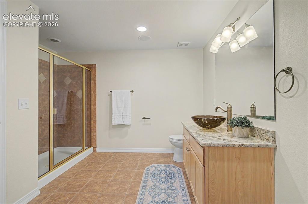 Image 35 of 46: Bathroom