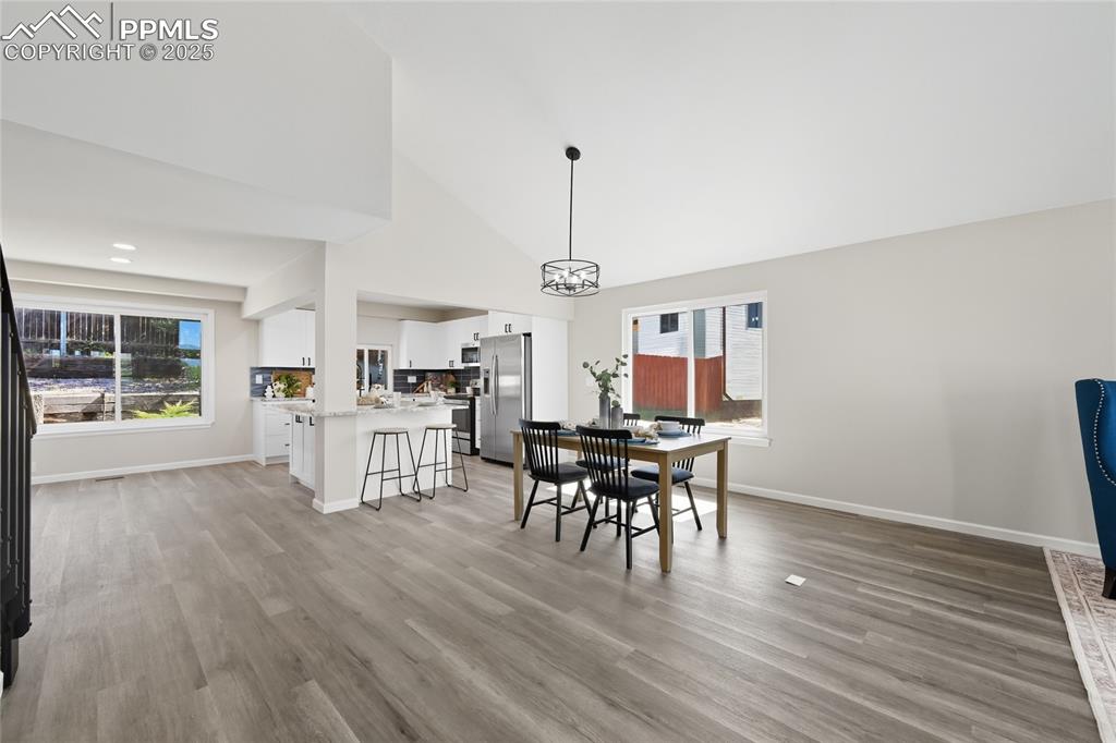 Image 14 of 49: Dining Area