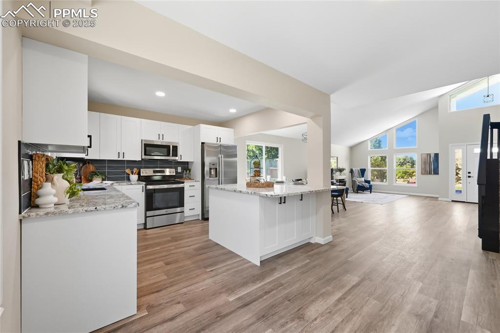 Image 18 of 49: Kitchen