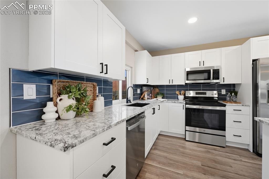 Image 19 of 49: Kitchen