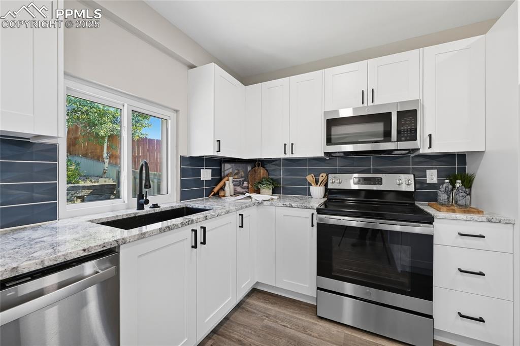 Image 21 of 49: Kitchen