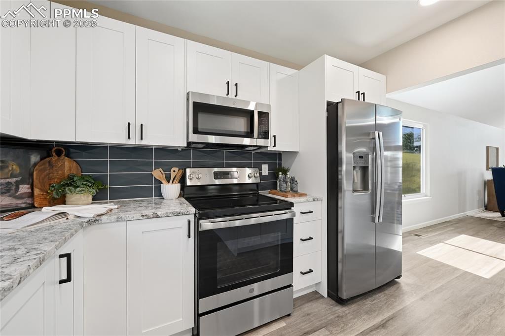 Image 22 of 49: Kitchen