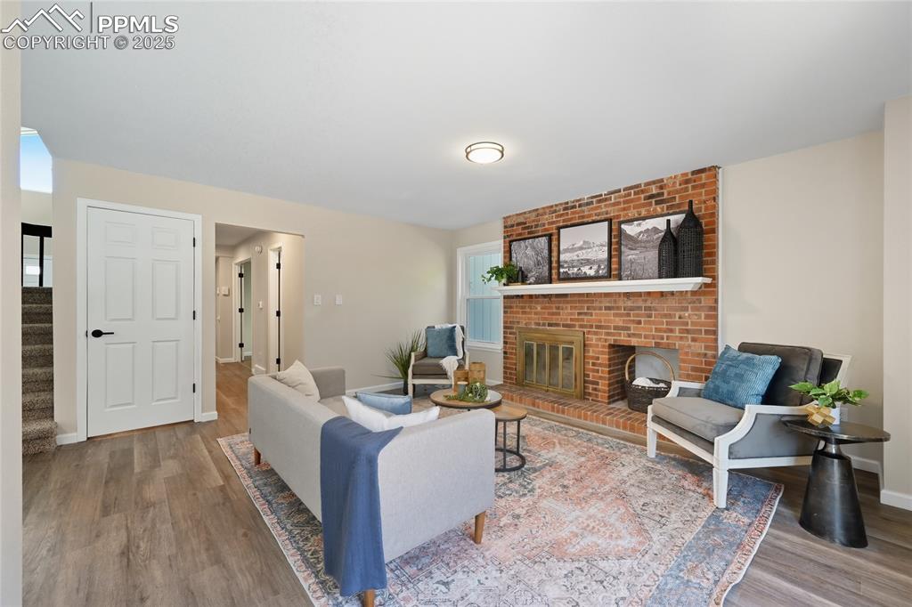 Image 33 of 49: Living Room