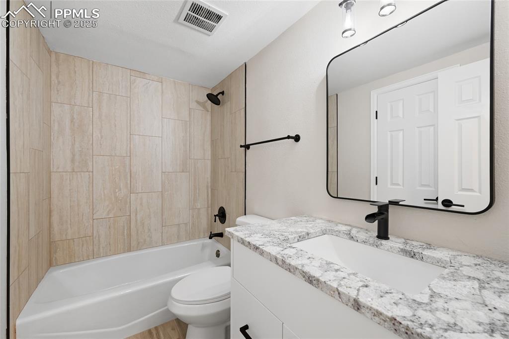 Image 41 of 49: Bathroom