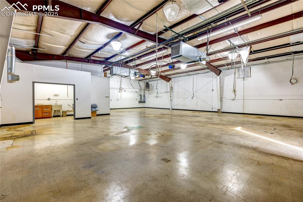 Image 13 of 23: Garage