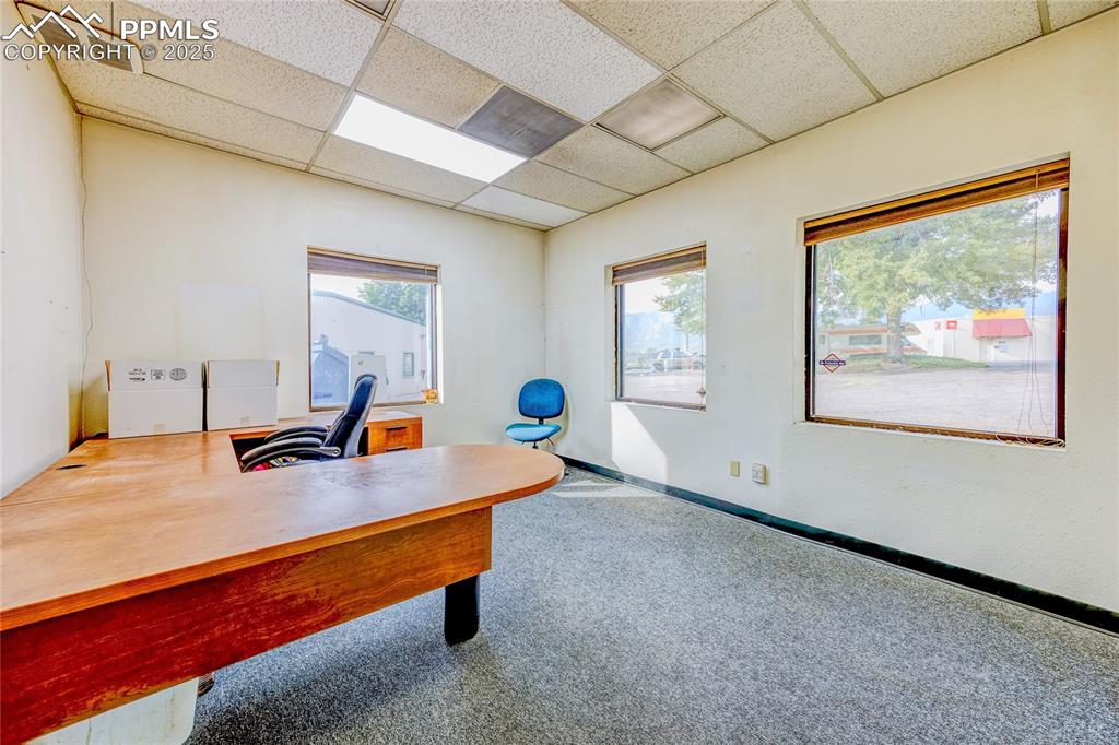 Image 17 of 23: Office