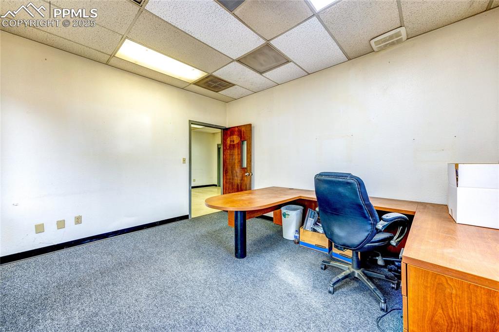 Image 18 of 23: Office