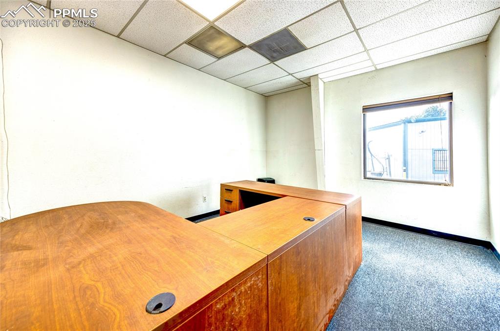 Image 19 of 23: Office