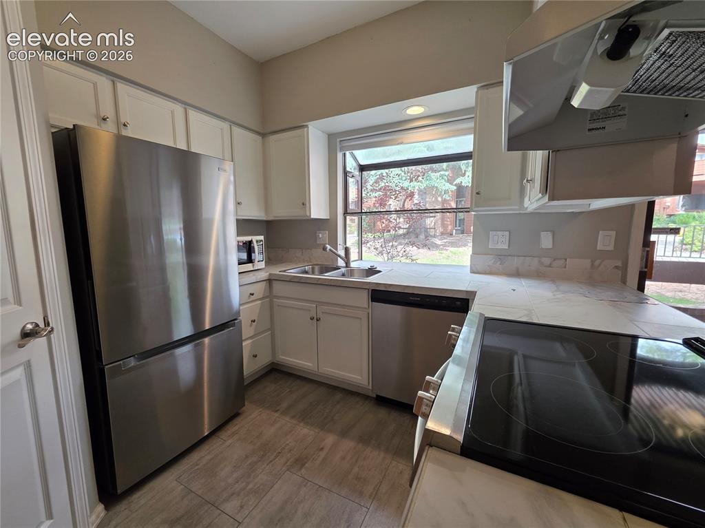 Image 4 of 15: Kitchen