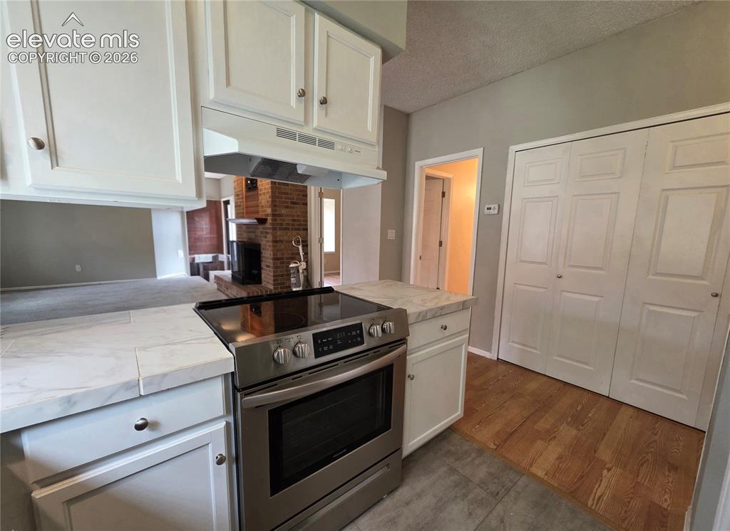 Image 5 of 15: Kitchen