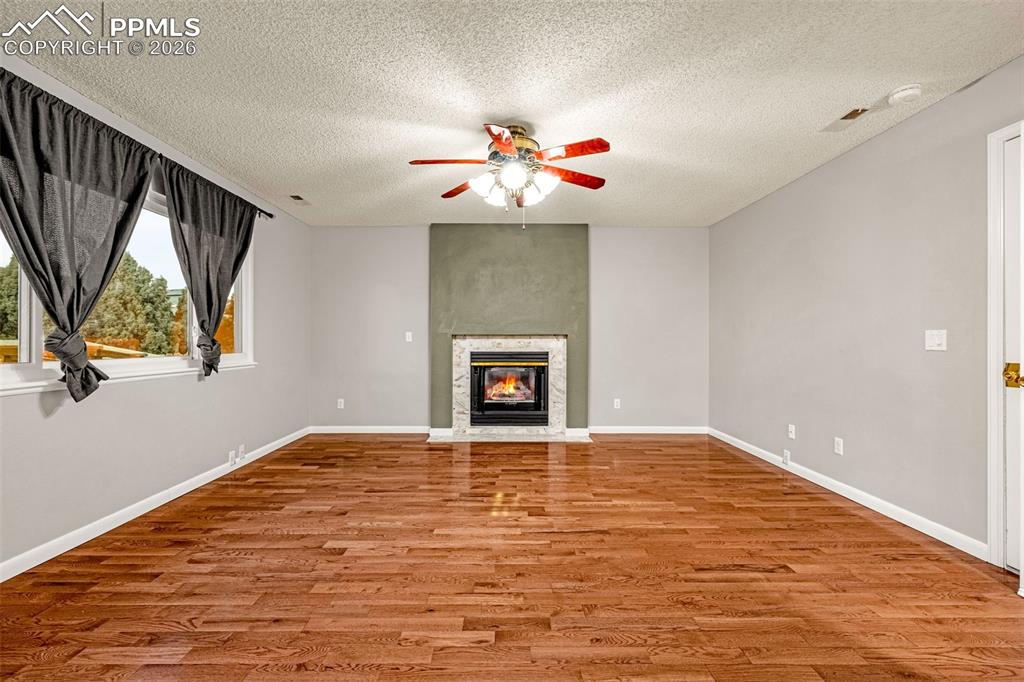 Image 11 of 27: Living Room