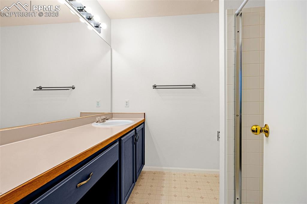 Image 18 of 27: Bathroom