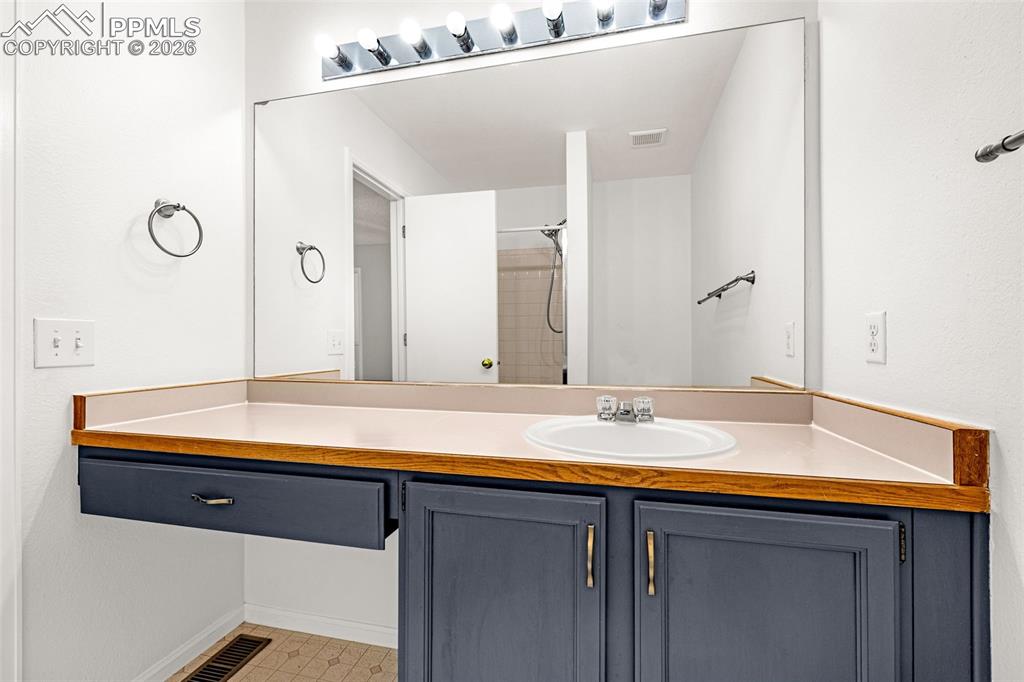 Image 20 of 27: Bathroom