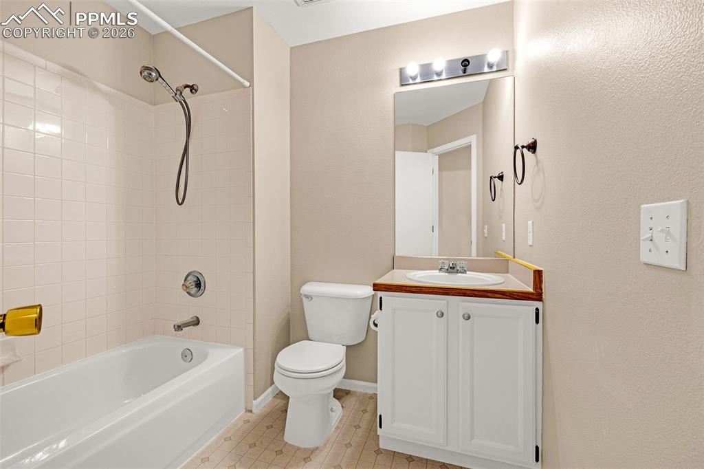 Image 21 of 27: Bathroom