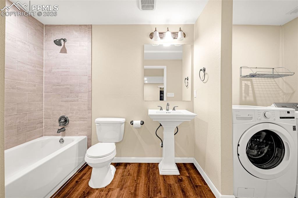 Image 24 of 27: Bathroom