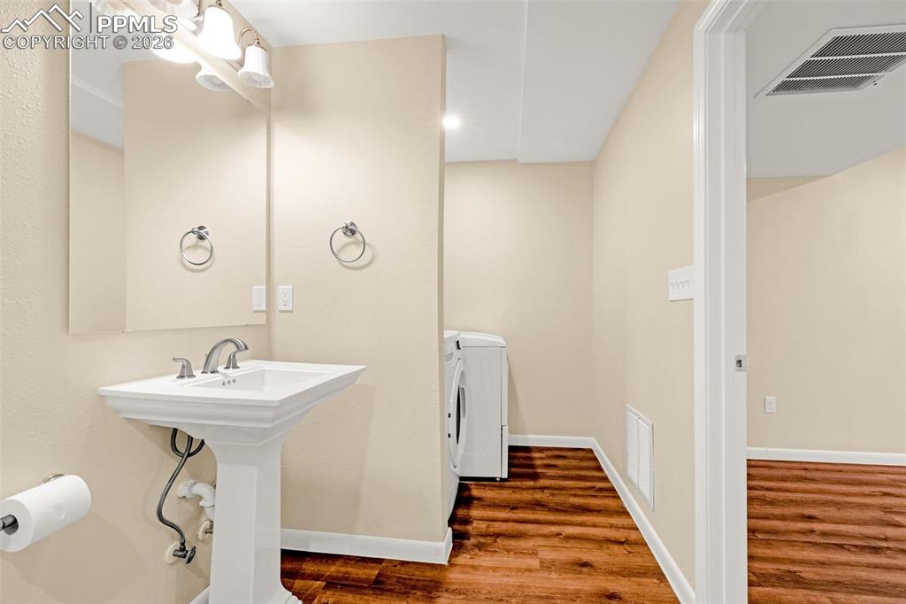 Image 25 of 27: Bathroom