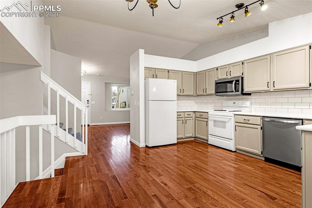 Image 5 of 27: Kitchen