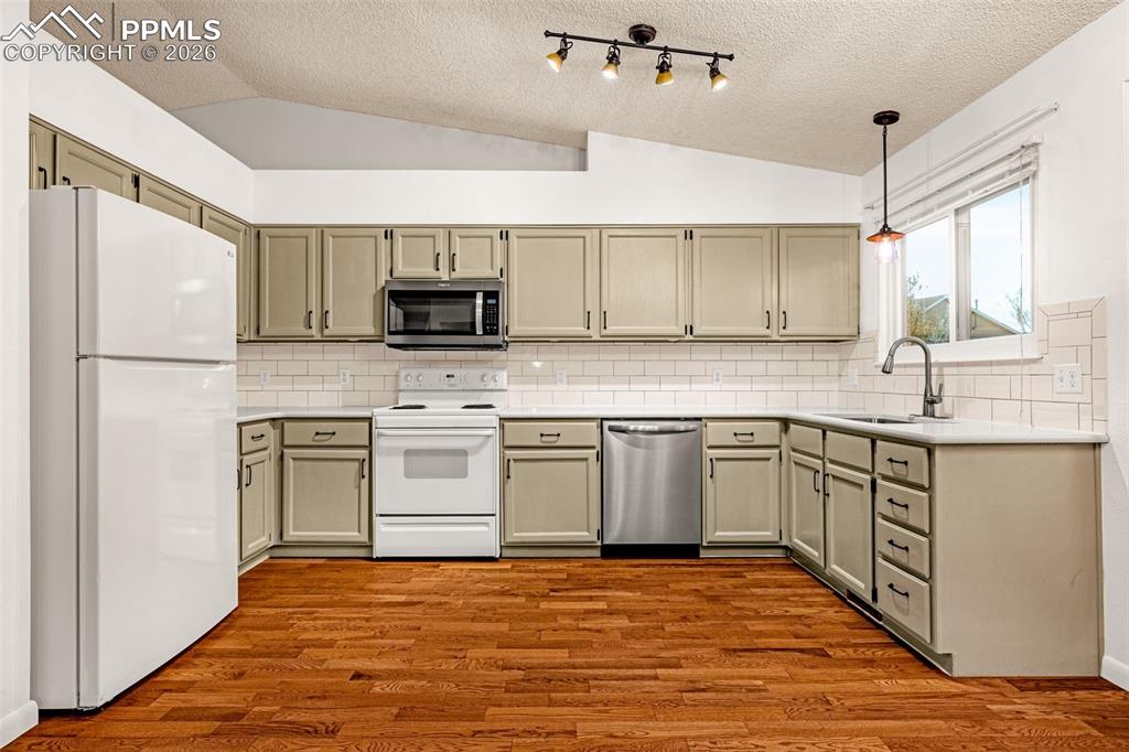 Image 7 of 27: Kitchen