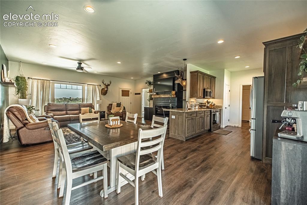Image 13 of 46: Dining Area