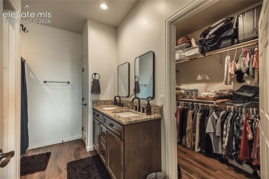 Image 19 of 46: Bathroom