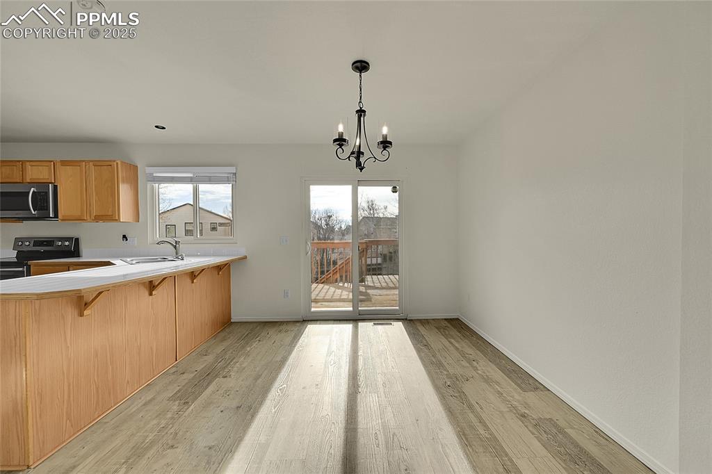 Image 10 of 39: Dining Area