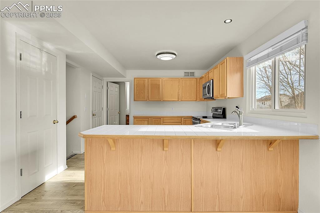 Image 13 of 39: Kitchen