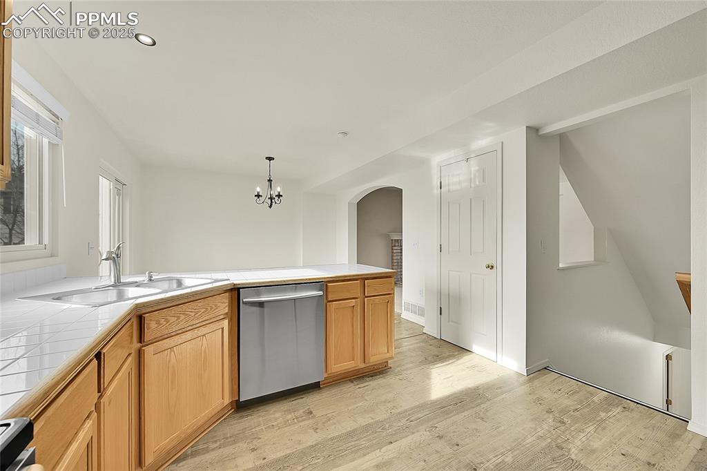 Image 16 of 39: Kitchen